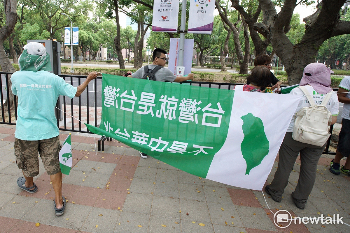 台灣正名運動志工在世大運場外拉起布條，表明「台灣就市台灣 不是中華台北」。 圖：常日豪/攝