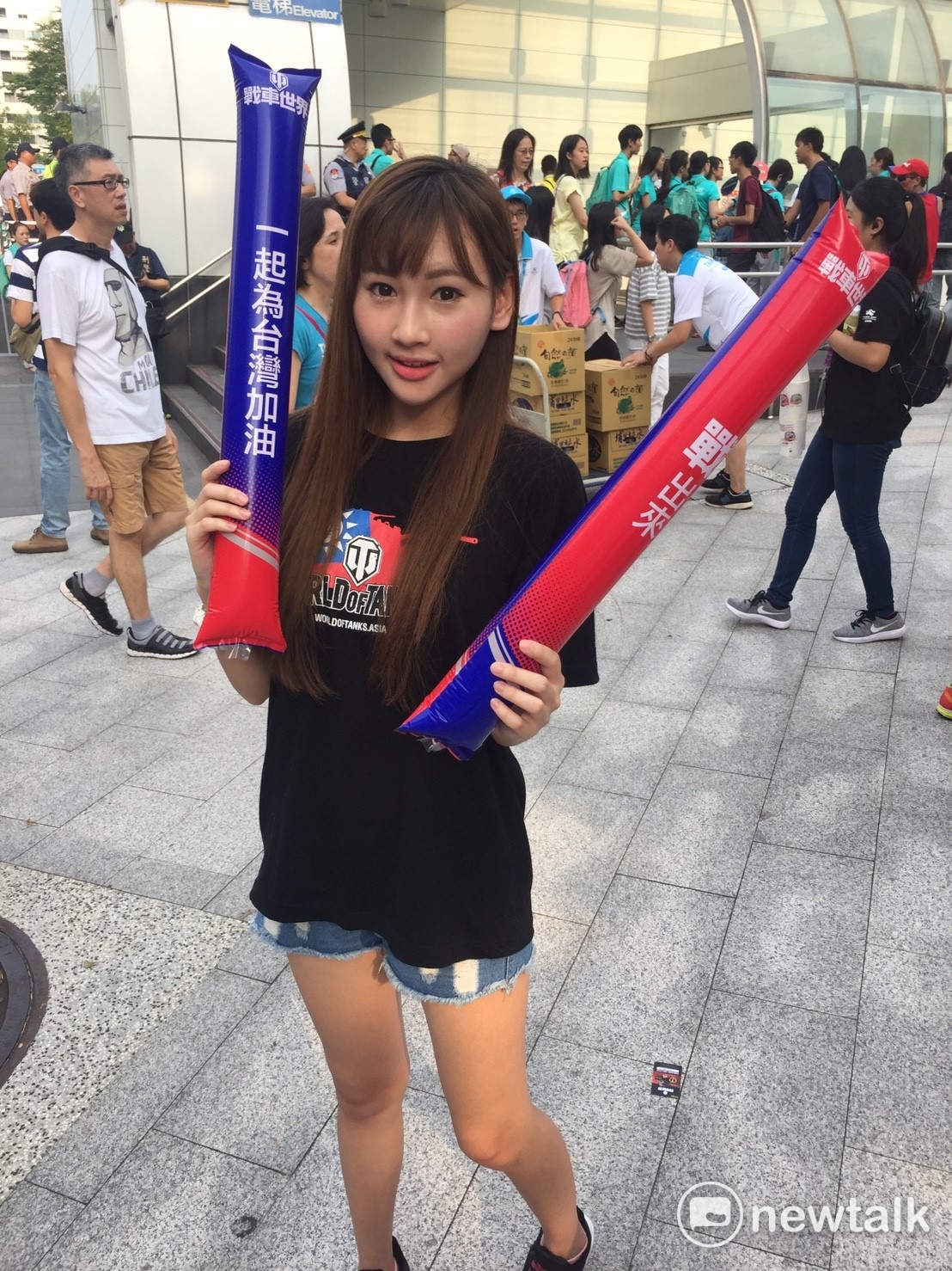 遊戲公司製作３千份加油棒，免費讓民眾索取，要幫台灣加油。 圖：丘秝榕／攝