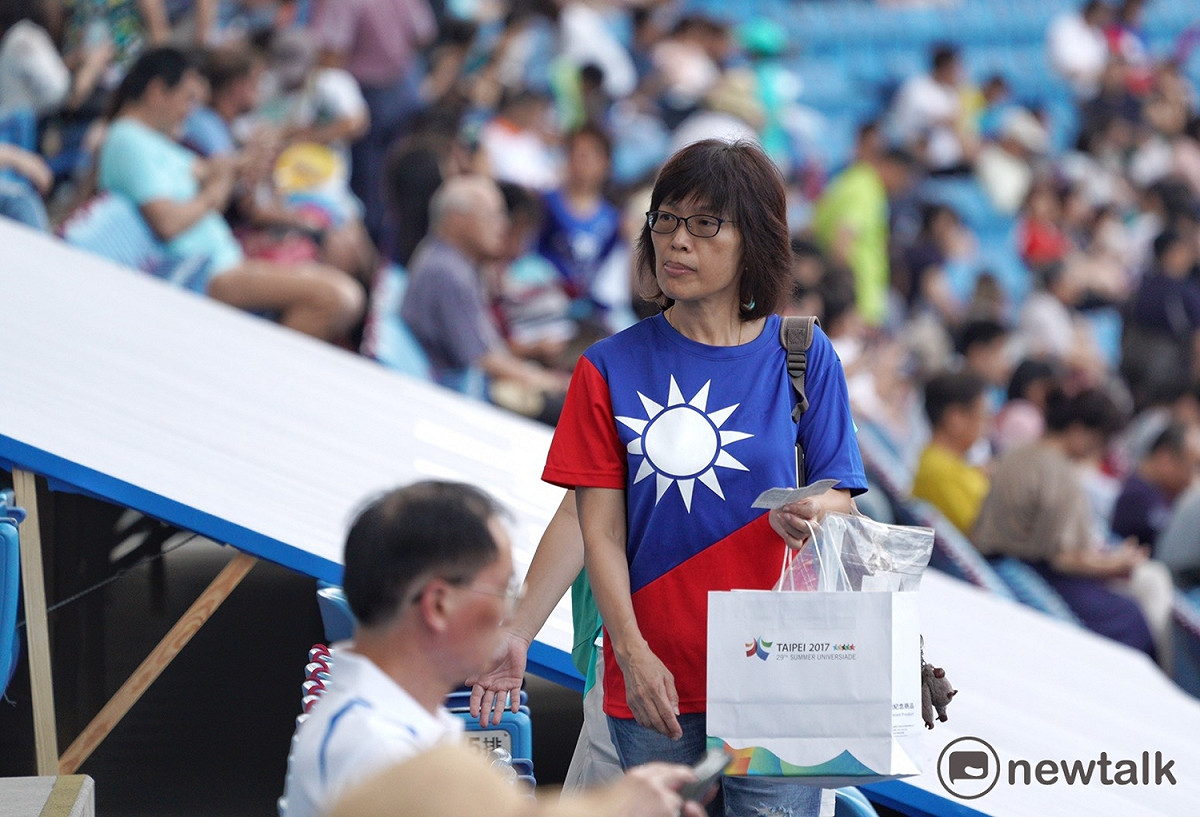 在世大運場內，也有民眾穿著國旗衣相挺。 圖：常日豪／攝