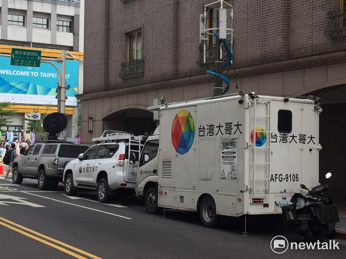 各家電信公司出動行動基地台，要為台北田徑場湧入的人潮做準備，維持一定通訊品質。 圖：丘秝榕/攝