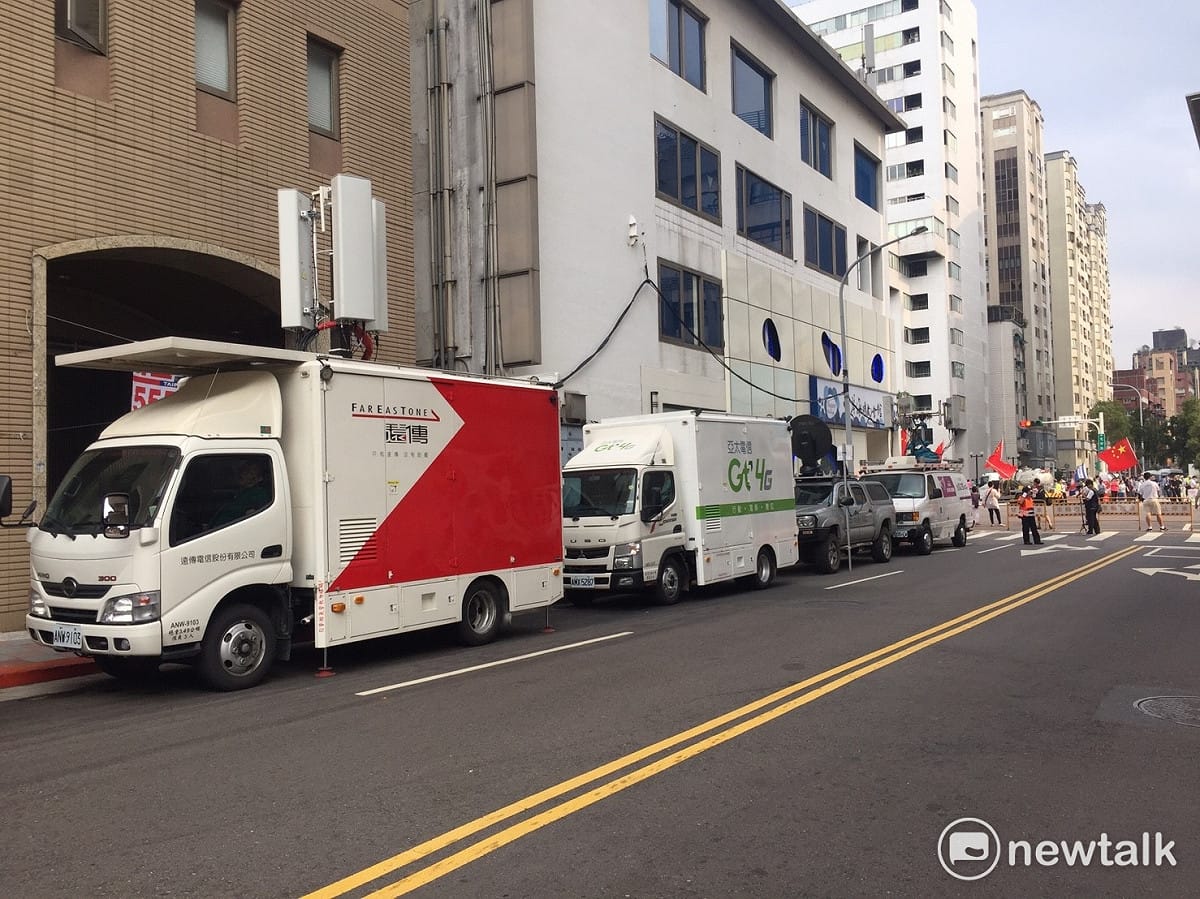 各家電信公司出動行動基地台，要為台北田徑場湧入的人潮做準備，維持一定通訊品質。 圖：丘秝榕/攝
