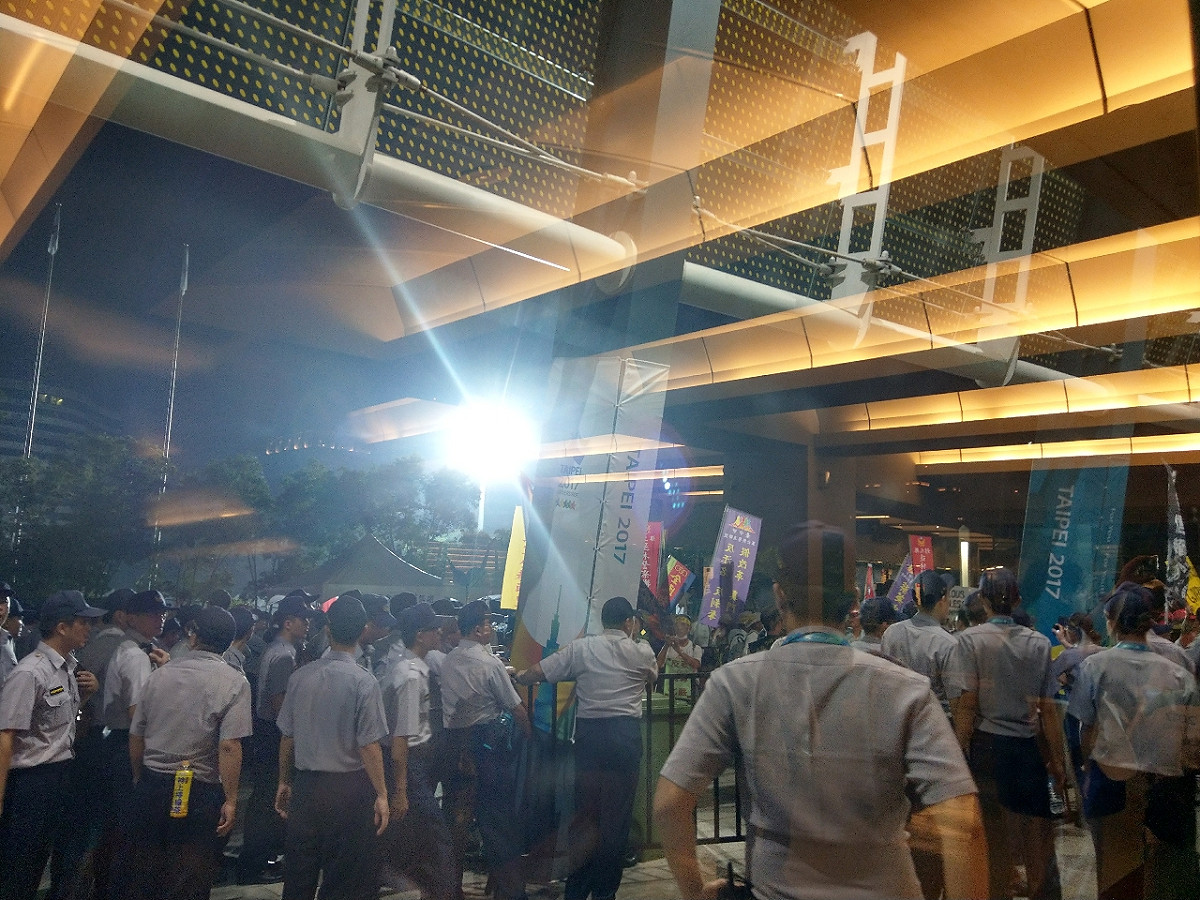 反年改民眾在場外抗議。 圖：翻攝網路