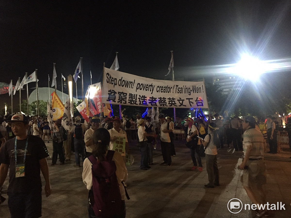 場外抗議年改民眾高呼：「蔡英文下台」。 圖：丘秝榕/攝