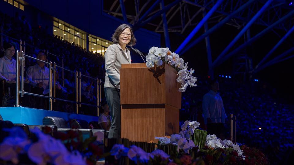 反年改團體在世大運開幕式擋選手入場，總統蔡英文在臉書表示，「如果以為這樣就可以破壞這場賽事，那就太小看台灣了」。 圖：翻攝自蔡英文臉書