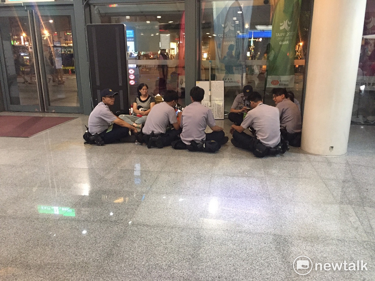 警察忙了一天，抵抗陳情民眾。 圖：丘秝榕/攝