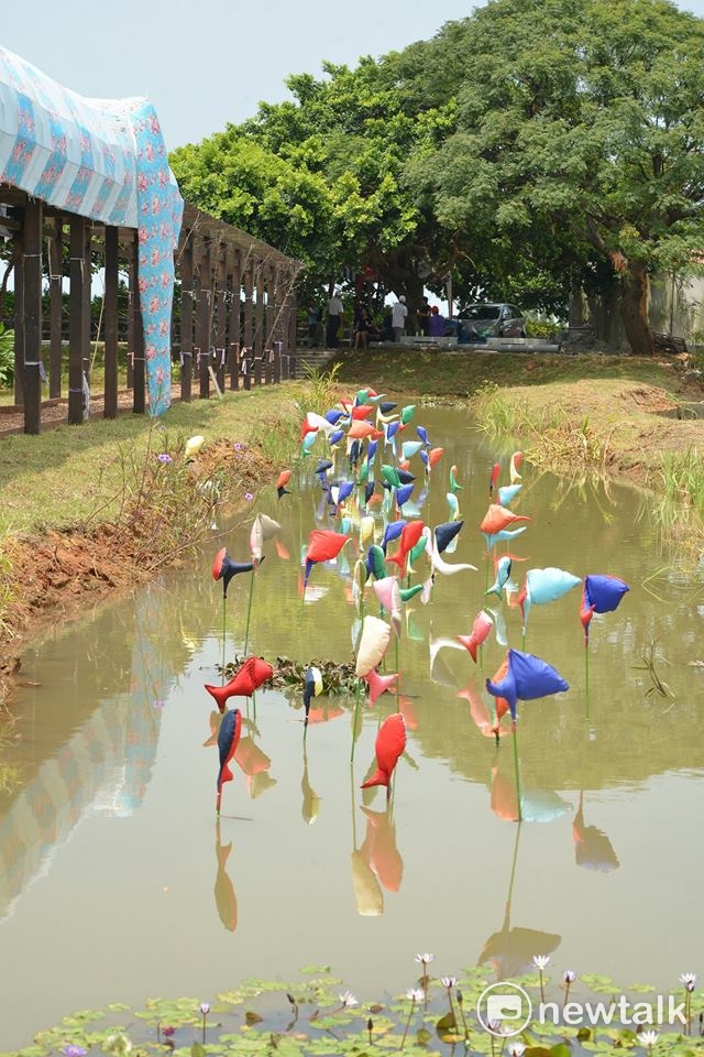 2017桃園地景藝術節，花貓愛魚，傳達了記憶與對客家風情的想像創作。 圖:陳奕／攝影