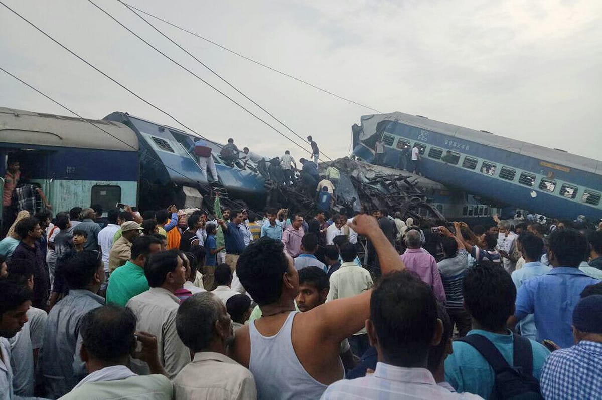 印度又傳火車出軌事故，至少造成23人死亡，81人受傷。由於現場一片混亂，相關單位全力搶救生還者，事故原因將等候調查。 圖:達志影像/美聯社
