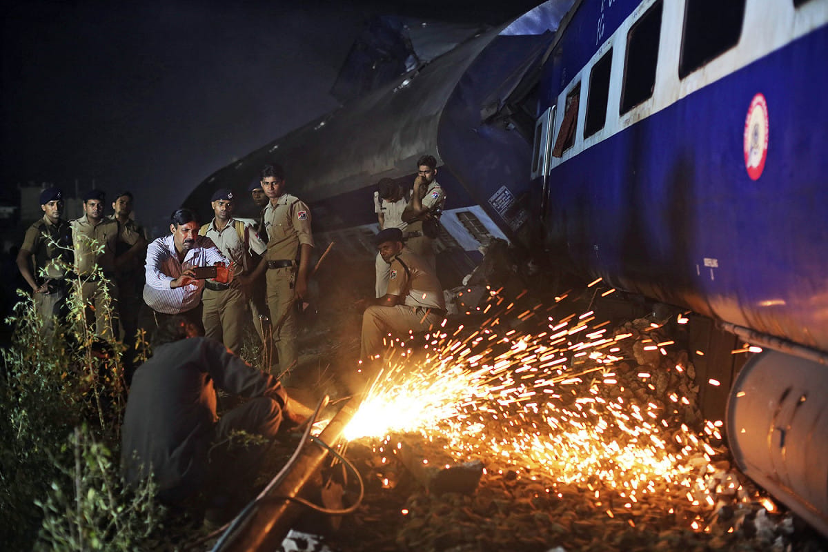 警消人員漏夜在翻覆的列車車廂進行搜救，隨著車廂逐一清查，可能還會有更多傷亡出現。 圖:達志影像/美聯社