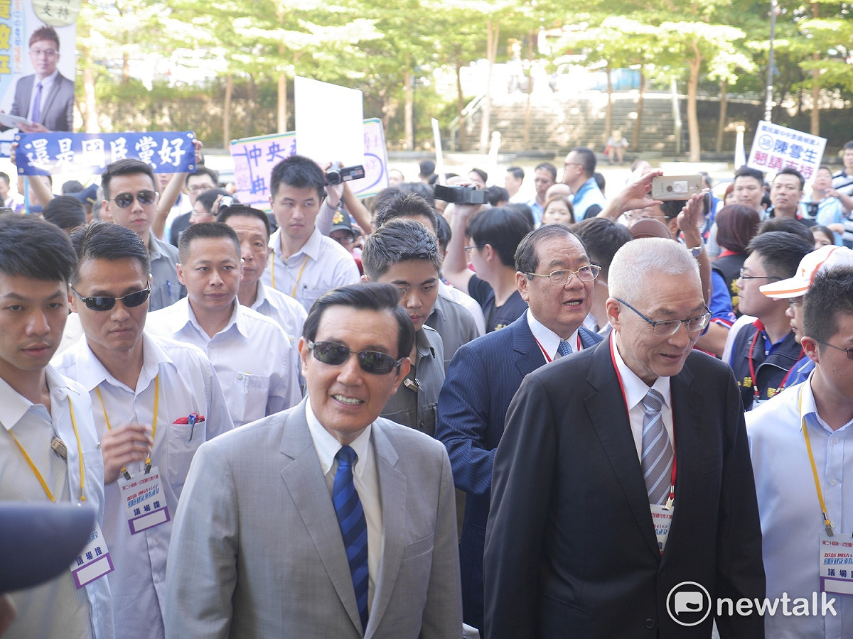 國民黨全代會今天在台中世貿登場，諸位黨內大老九時許陸續到達，正式上任黨主席的吳敦義發表「讓人民更幸福！讓台灣更美麗」基調的致詞演說；上午九點五十分，馬英九於吳敦義頒發政策綱領前提前離席。 圖：趙婉淳/攝