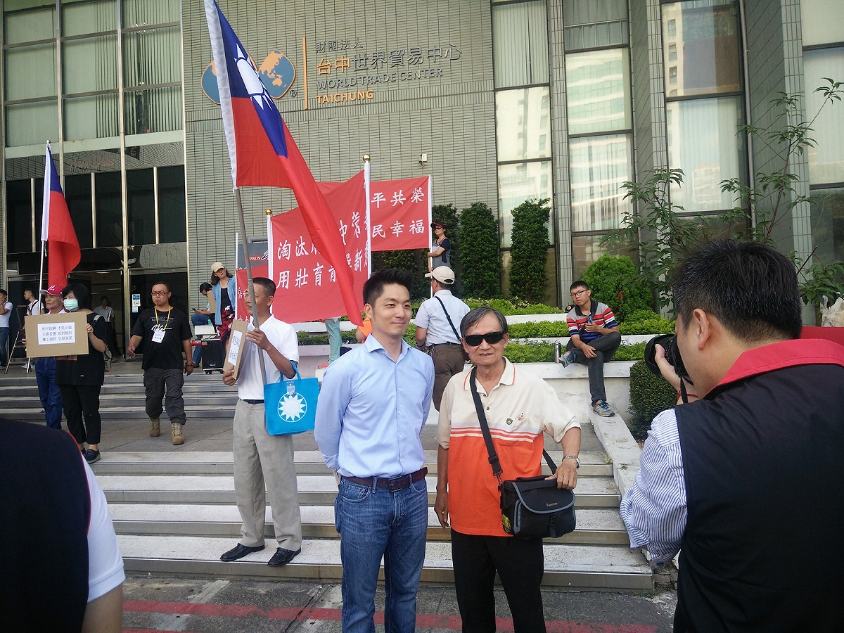 蔣萬安一路都有人要求與他合影，展現高人氣。 圖：唐復年/攝