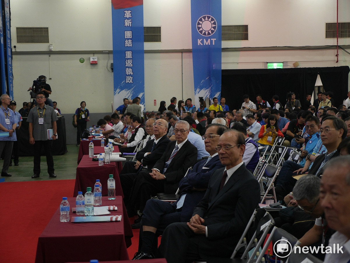 國民黨全代會今天在台中登場，吳敦義上午正式頒佈政策綱領，其中眾所關注的兩岸論述，吳敦義再次強調，未來在九二共識基礎上，將堅決反對台獨。 圖：趙婉淳／攝