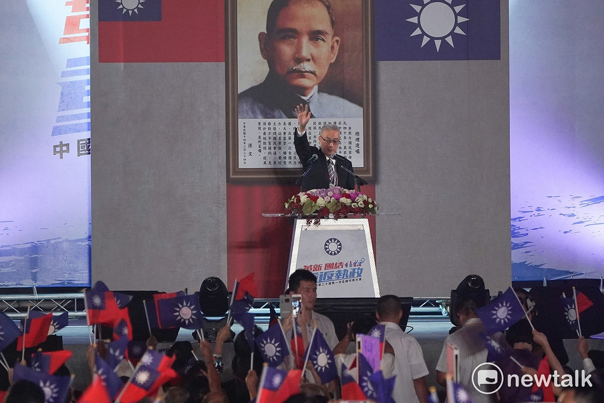 國民黨全代會今天在台中登場，吳敦義上午正式頒佈政策綱領，其中眾所關注的兩岸論述，吳敦義再次強調，未來在九二共識基礎上，將堅決反對台獨。 圖：趙婉淳／攝