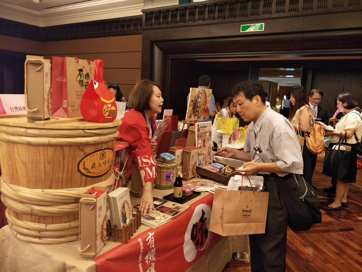 台中市政府全台行銷花博，推地方特色產品。 圖 : 台中市政府/提供