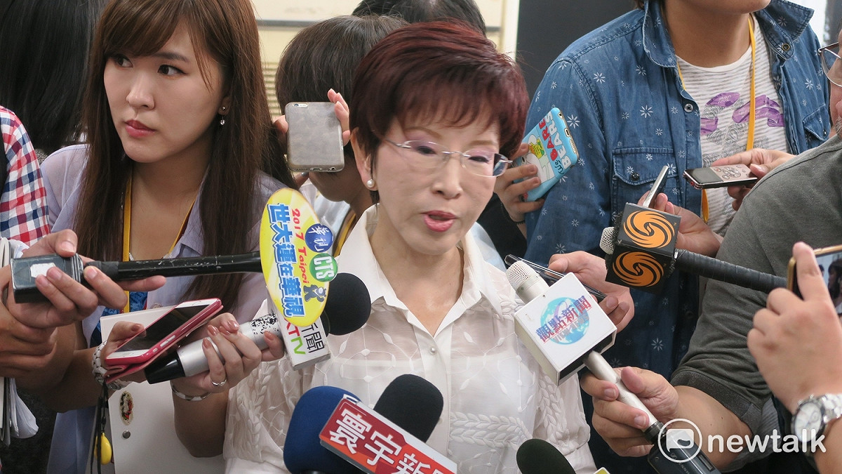 針對吳敦義的兩岸論述回歸馬英九時期的「九二共識」，前黨主席洪秀柱今（20）天受訪表示，九二共識有兩個主題，分別是「一中」與「統一」，可惜吳只講了一半。 圖：趙婉淳／攝