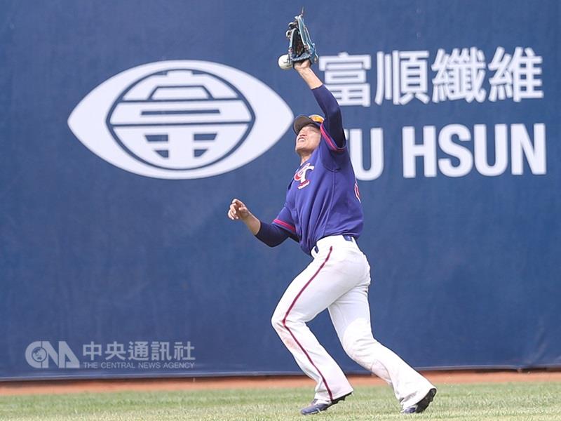 世界大學運動會棒球賽，中華隊整場領先的情況下，9 局下滿壘兩人出局，只差一球就能拿下勝利，卻因中外 野手王正棠（圖）接球失誤，3比4輸給法國隊，全場近 萬球迷一陣錯愕。 圖 : 中央社