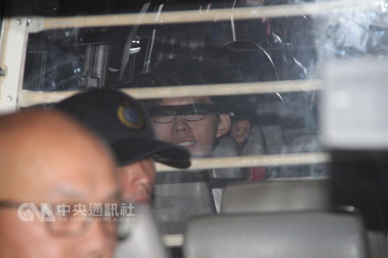學民思潮前召集人黃之鋒（中後）和香港專上學生聯會前祕書長周永康、常委羅冠聰2014年9月26日率學生強闖香港政府總部廣場，日前被判處入獄6至8個月不等。 圖 : 中央社