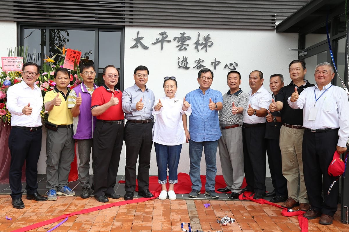 嘉義縣太平雲梯遊客中心落成啟用，揭牌儀式中張花冠、陳明文同台，引起地方議論。 圖：嘉義縣政府/提供