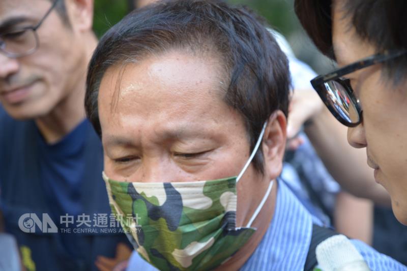 反年改民眾19日晚間抗議導致一名員警受傷，台北市警 察局萬華分局長陳文智20日受訪時說明，警方事後根據 蒐證畫面，確認一名顏姓男子（中）有妨礙公務及傷害 罪嫌疑，報請檢察官申請拘票獲准，20日上午前往顏男 高雄住處，他當場表示願意配合到警局說明，現在已帶 到警局偵訊。