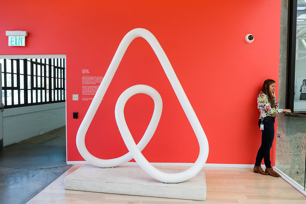 以共享經濟為名義，成功打入背包客市場的Airbnb，網站上有物美價廉的日租選擇。 圖：達志影像/路透社