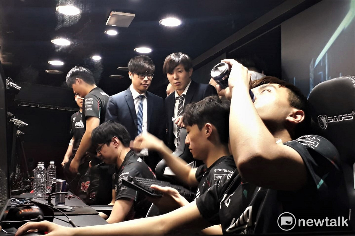 奪得勝利後的ahq選手室中一片歡樂。 圖：蔡幸秀/攝影