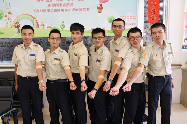 內政部今（21）天表示，明年起 82年次以前役男應轉服替代役。圖為每年暑假期間，總是血液比較短缺的時候。這時替代役男總會挽袖相挺。 圖：翻攝自台灣眾血液基金會官網