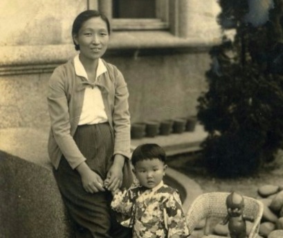 山口洋子奶奶(右)小時候在金瓜石生活的照片，也在黃金博物館「礦山那些年－開山120週年紀念展」中展出。 圖：黃金博物館提供