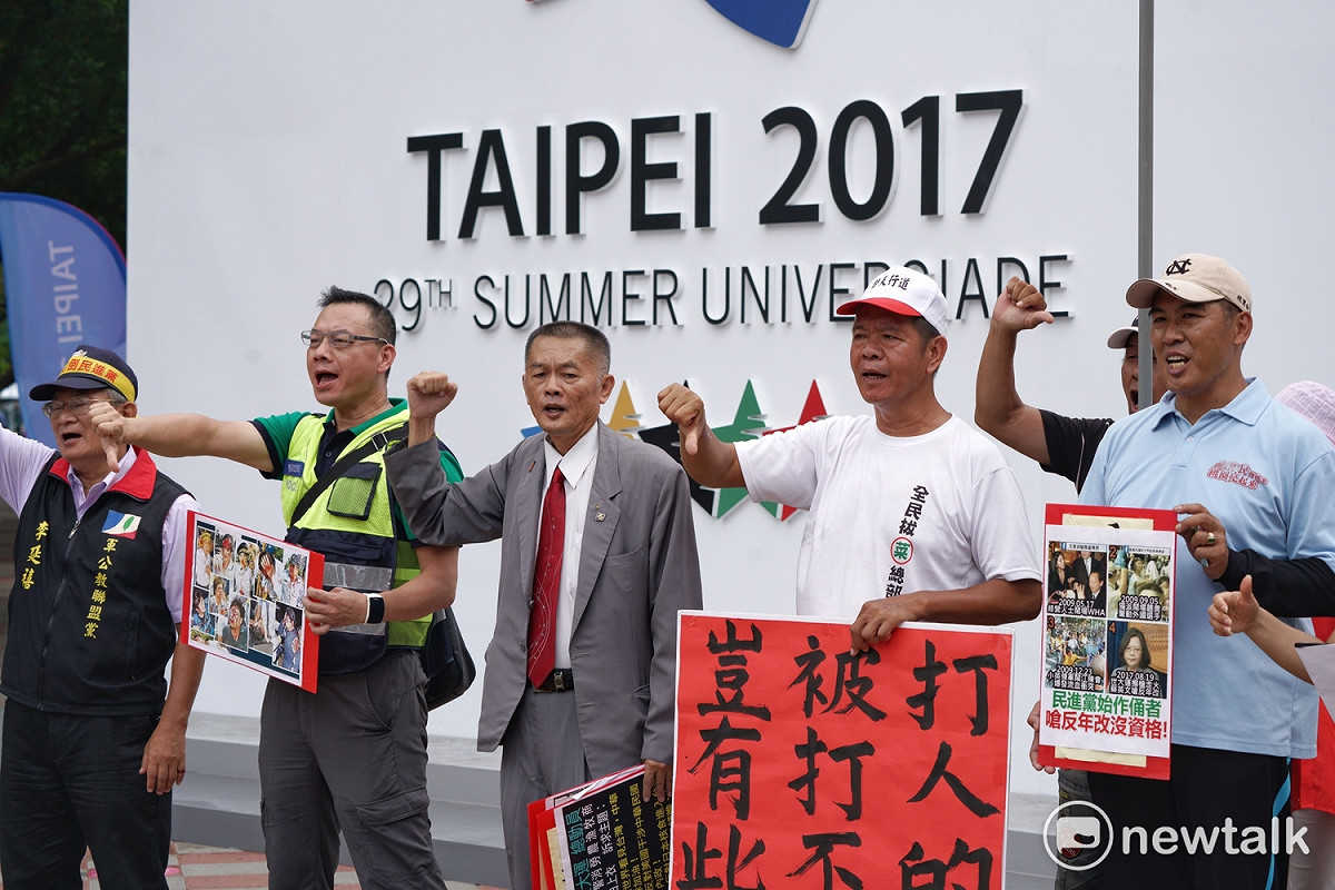 反年金改革團體召集人黃正忠等人今（21）日出面，強調他們絕對不是暴徒，他們沒有打警察，也沒有放置煙霧彈，煙霧彈是有人栽贓嫁禍。 圖 : 常日豪/攝