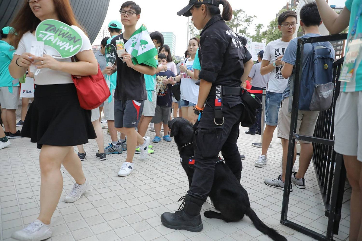 新北市警察局派出「警犬隊」參與維安作業，每隻狗狗都換上繡有台灣國旗的工作胸背，穿梭在會場周圍保護選手的安全。 圖：翻攝自新北市政府警察局 警犬隊 NTPD K-9 UnitFB粉絲專頁