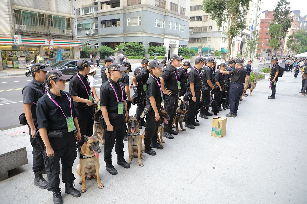 新北市警察局派出「警犬隊」參與維安作業，每隻狗狗都換上繡有台灣國旗的工作胸背，穿梭在會場周圍保護選手的安全。 圖：翻攝自新北市政府警察局 警犬隊 NTPD K-9 UnitFB粉絲專頁