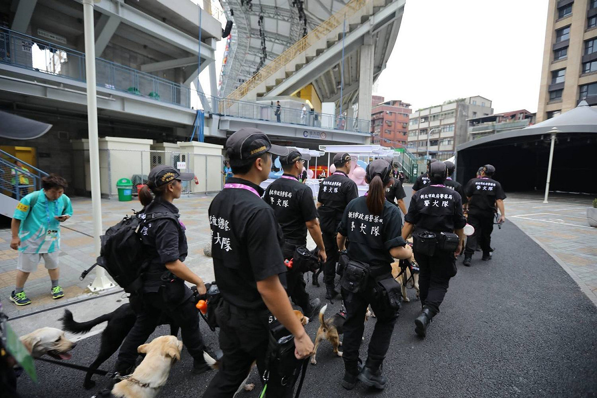新北市警察局派出「警犬隊」參與維安作業，每隻狗狗都換上繡有台灣國旗的工作胸背，穿梭在會場周圍保護選手的安全。 圖：翻攝自新北市政府警察局 警犬隊 NTPD K-9 UnitFB粉絲專頁