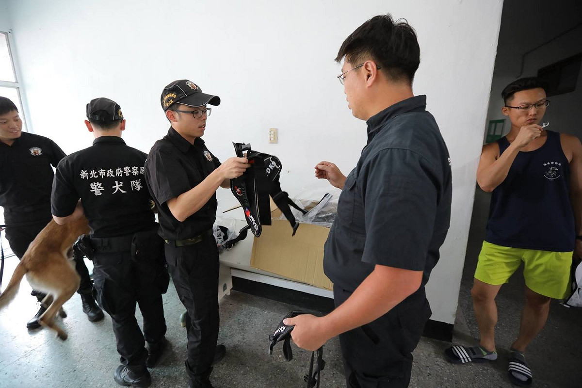 在任務開始前每隻狗狗都換上繡有台灣國旗的工作胸背。 圖：翻攝自新北市政府警察局 警犬隊 NTPD K-9 UnitFB粉絲專頁