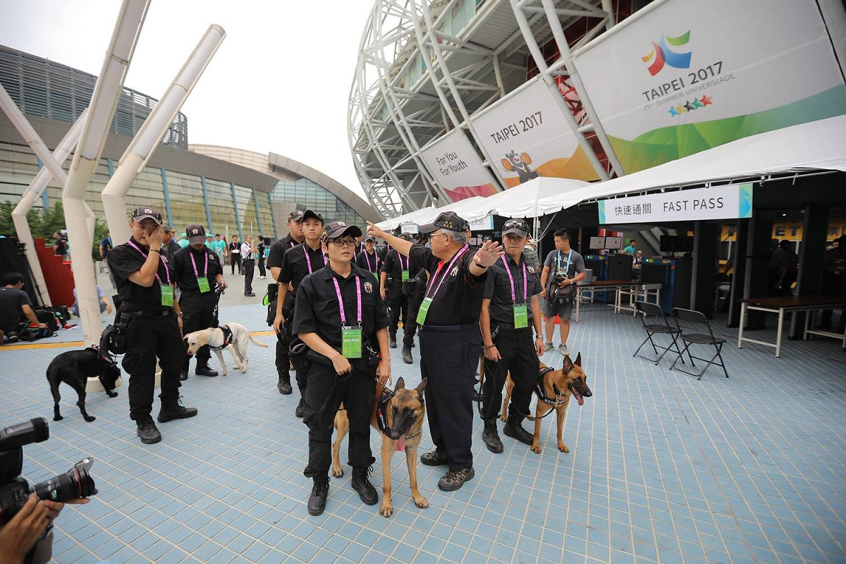 新北市警察局派出「警犬隊」參與維安作業，每隻狗狗都換上繡有台灣國旗的工作胸背，穿梭在會場周圍保護選手的安全。 圖：翻攝自新北市政府警察局 警犬隊 NTPD K-9 UnitFB粉絲專頁