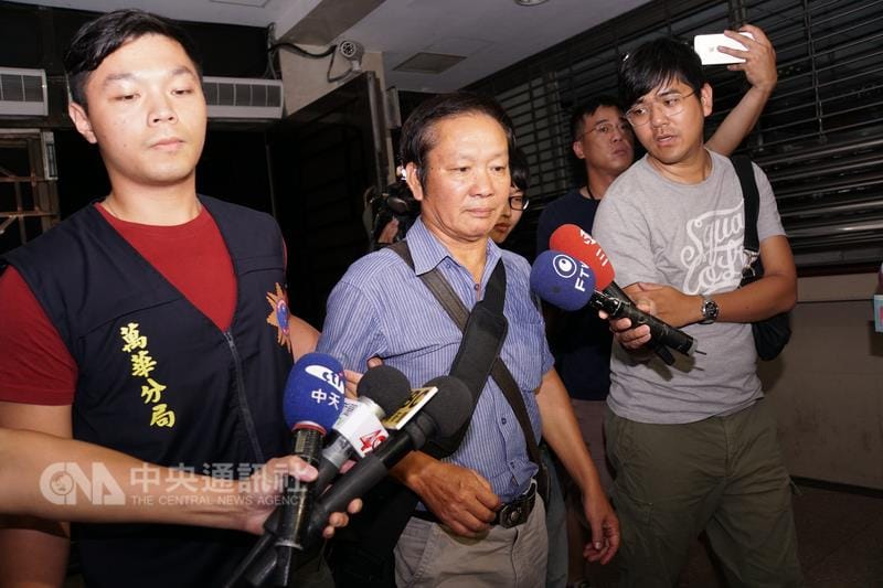 顏姓男子（中）於世大運開幕式出拳打傷員警劉金銓，21日遭北檢聲押。 圖：中央社