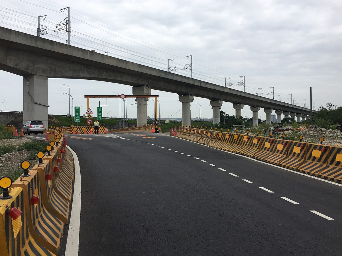 台中市五權西路二段知高橋橋樑改建工程8月23日上午9時起將辦理第二階段工程。建設局呼籲用路人配合改道行駛。 圖 : 台中市政府/提供
