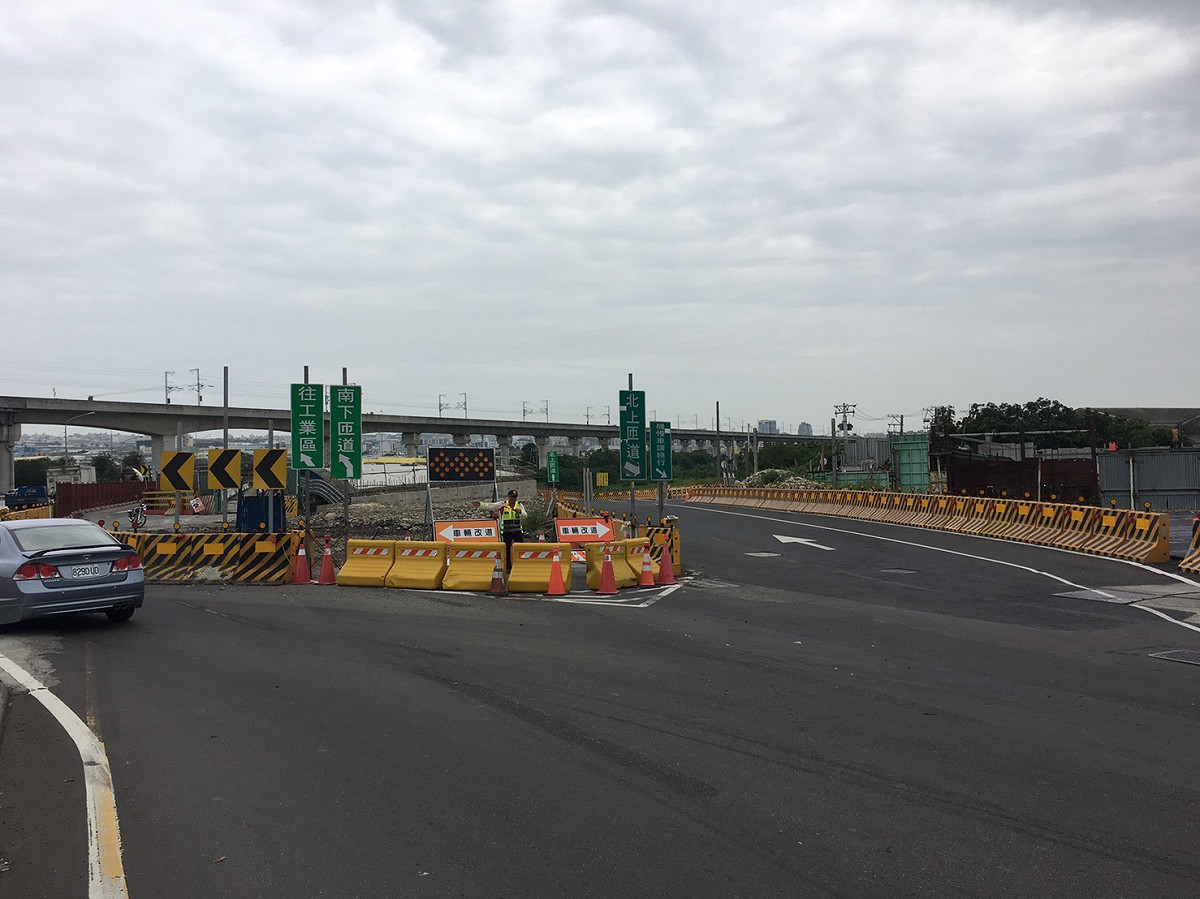 台中市五權西路二段知高橋橋樑改建工程8月23日上午9時起將辦理第二階段工程。建設局呼籲用路人配合改道行駛。 圖 : 台中市政府/提供