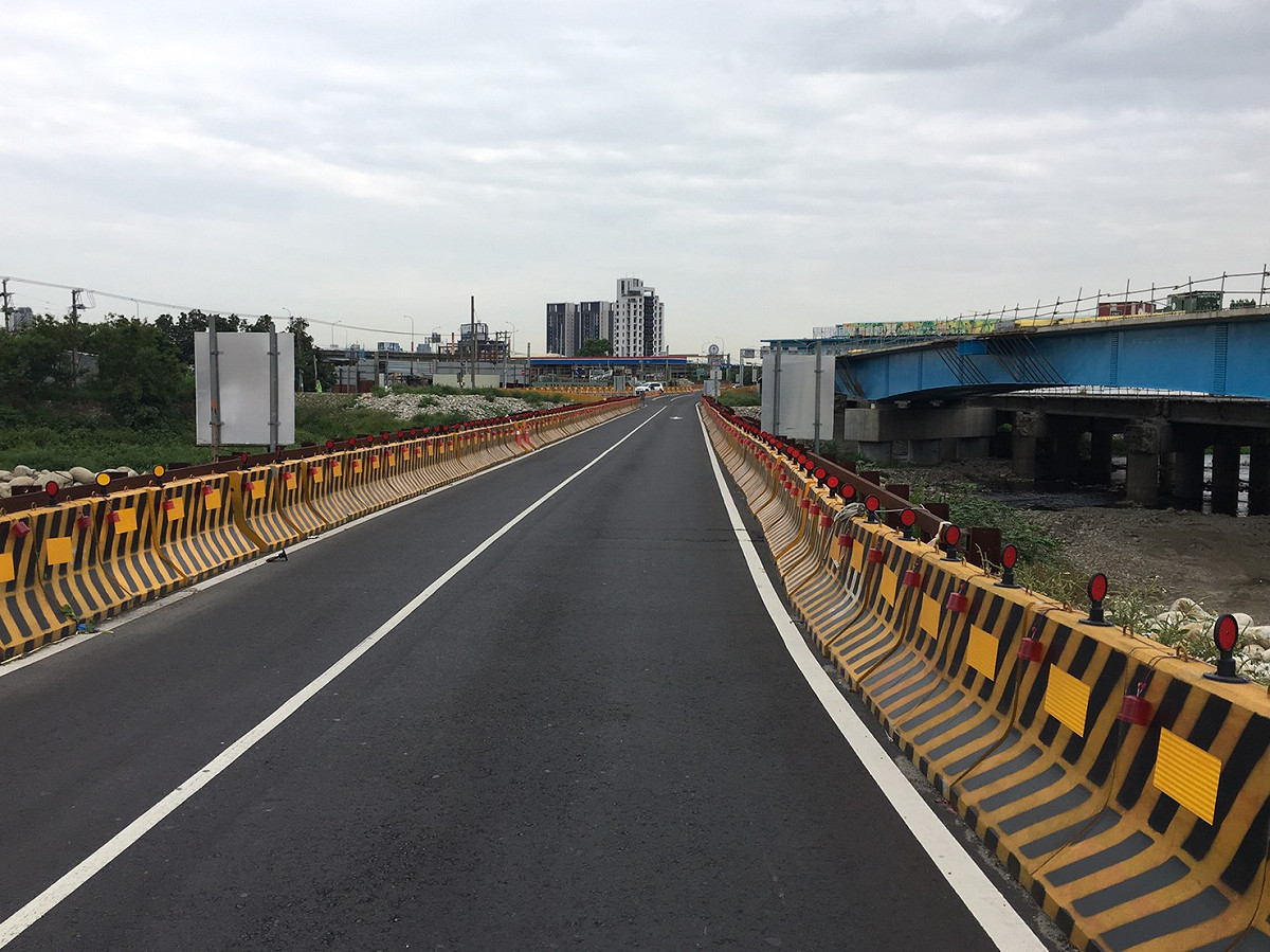 台中市五權西路二段知高橋橋樑改建工程8月23日上午9時起將辦理第二階段工程。建設局呼籲用路人配合改道行駛。 圖 : 台中市政府/提供