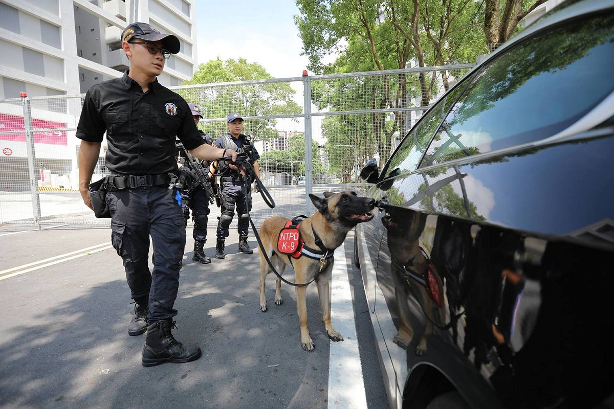 「警犬隊」參與維安作業，每隻狗狗都換上繡有台灣國旗的工作胸背，帥氣地穿梭在會場與選手村周圍，到處嗅嗅聞聞檢查是否有危險物品或爆裂物。 圖：翻攝自新北市政府警察局 警犬隊 NTPD K-9 UnitFB粉絲專頁
