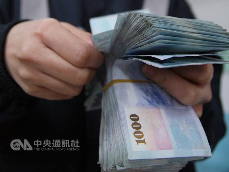 基本工資明年起月薪調漲至新台幣2萬2000元、時薪140元。根據勞動部統計，成本負擔部分，資方增加162億8900萬元。 圖 : 中央社