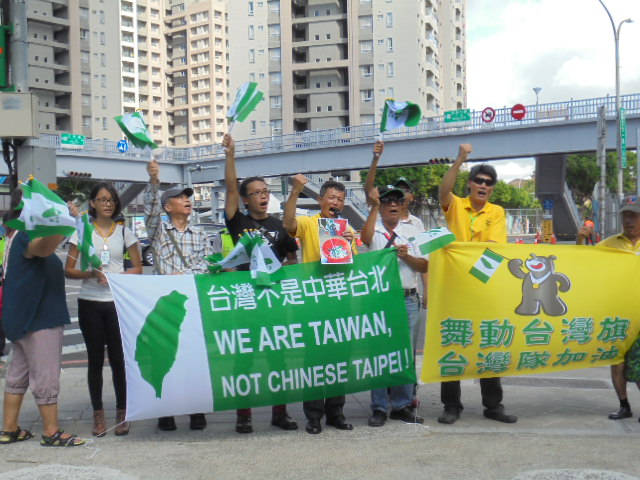 ”台灣正名,由台北世大運出發促進會”今天下午在林口世大運選手村大門口，向各國選手發放台灣旗，讓全世界知道 ”ONE TAIWAN ONE CHINA，TAIWAN IS NOT CHINESE TAIPEI” 。 圖 : 台灣國辦公室/提供