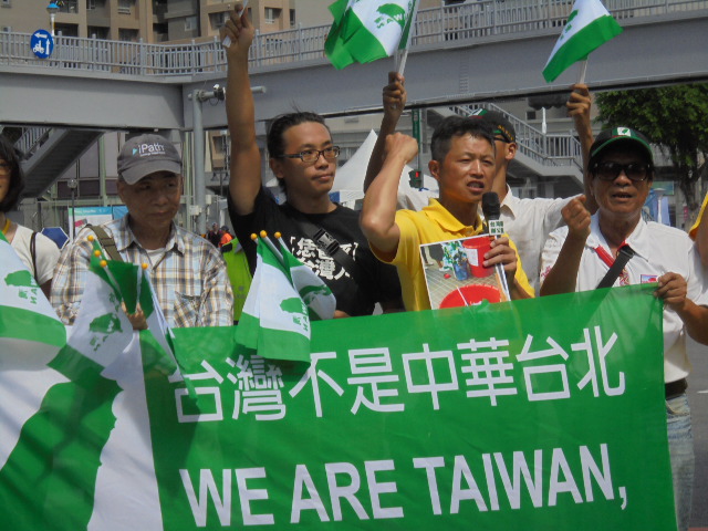 ”台灣正名,由台北世大運出發促進會”今天下午在林口世大運選手村大門口，向各國選手發放台灣旗，讓全世界知道 ”ONE TAIWAN ONE CHINA，TAIWAN IS NOT CHINESE TAIPEI” 。 圖 : 台灣國辦公室/提供