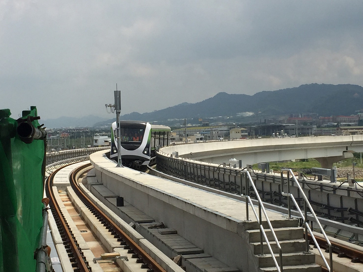 台中捷運進行實車介面測試，由北屯機廠主維修廠出發，沿捷運高架路線行駛至G5站，來回試行約6公里，包括測試列車性能、爬坡能力外，並檢視軌道工程的配合度。 圖：台中市交通局/提供