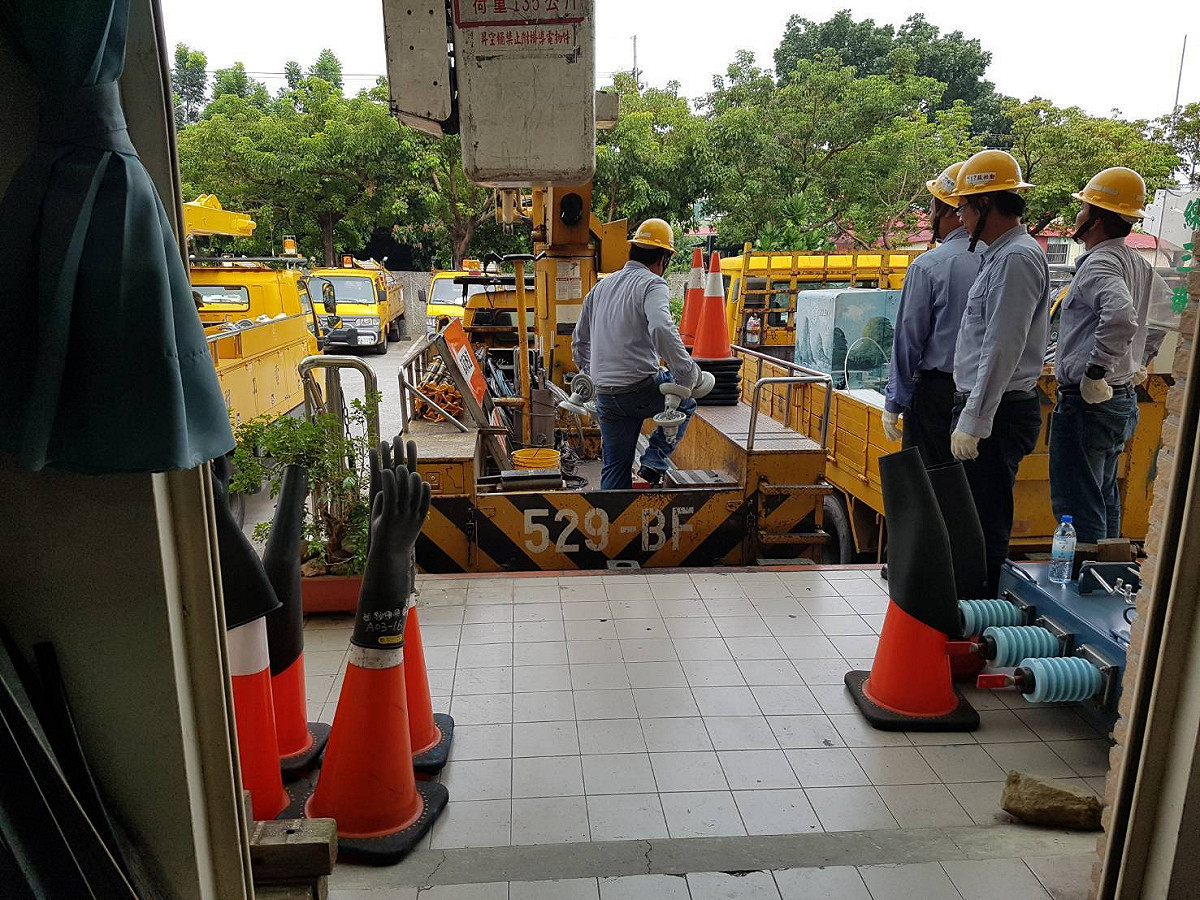 天鴿颱風將襲台，台電人員及早進駐恆春半島。 圖 : 台電屏東區處/提供