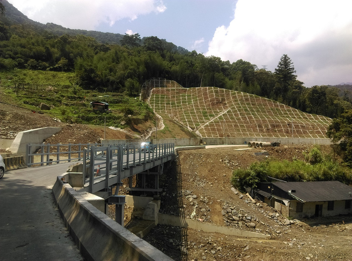 受蘇迪勒颱風和杜鵑颱風重創的新北市烏來區忠治里忠治二號橋，在天鴿颱風來臨前重建完成。 圖：新北市農業局/提供