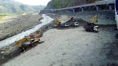 天鴿颱風帶來的豪雨可能集中山區，公路總局為免從山上沖刷下來的土石撞擊荖濃溪明霸克露橋橋墩，影響橋梁安全，甲仙工務段清疏河道，將荖濃溪靠橋墩的河槽改道並向右疏濬。 圖：甲仙工務段/提供