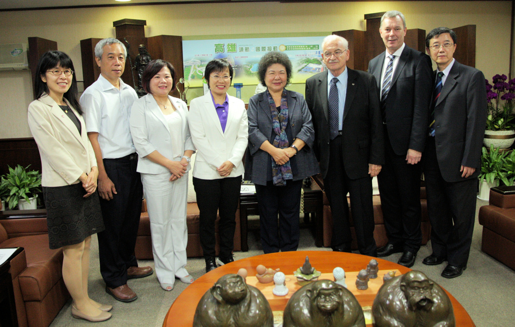 世界運動總會 (IWGA) 前主席 Ron Froehlich (朗弗契) 及現任執行長 Achim Gossow (阿罕高索) 今(21) 日專程到高雄拜會市長陳菊，並與前KOC常務董事劉世芳立委及執行長許釗涓等人合照。 圖 : 高雄市政府/提供