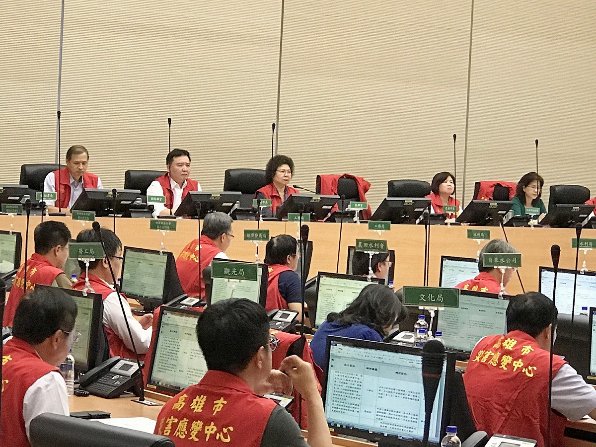 高雄市政府舉行天鴿颱風災害防救第一次工作會議，市長陳菊坐鎮主持。 圖 : 高雄市政府/提供