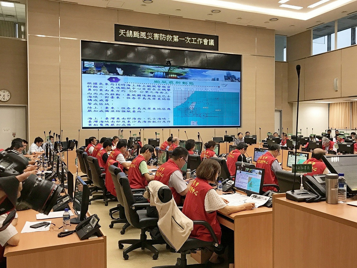 高雄市政府舉行天鴿颱風災害防救第一次工作會議，市長陳菊坐鎮主持。 圖 : 高雄市政府/提供