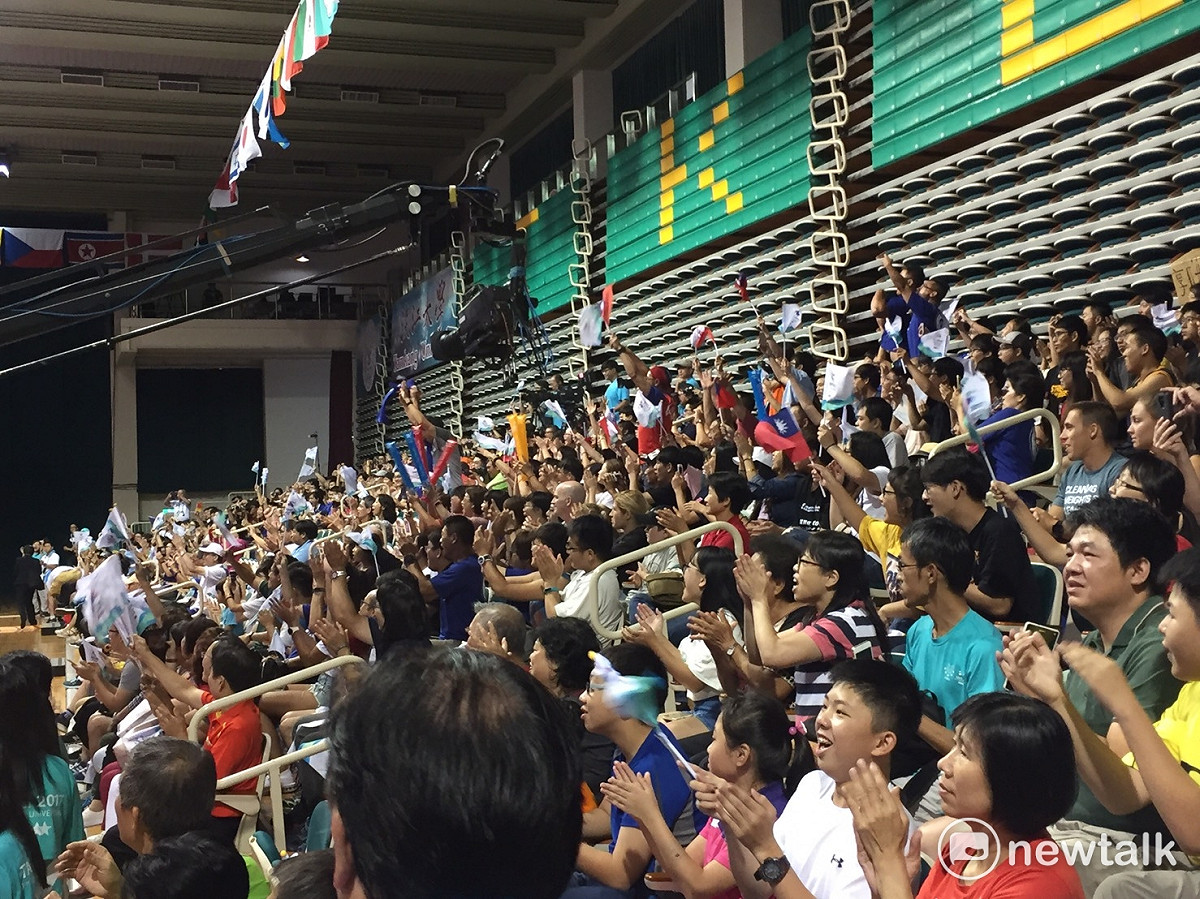 世大運有台灣選手的賽事，都有大批民眾持國旗到場熱情加油。 圖 : 網友提供
