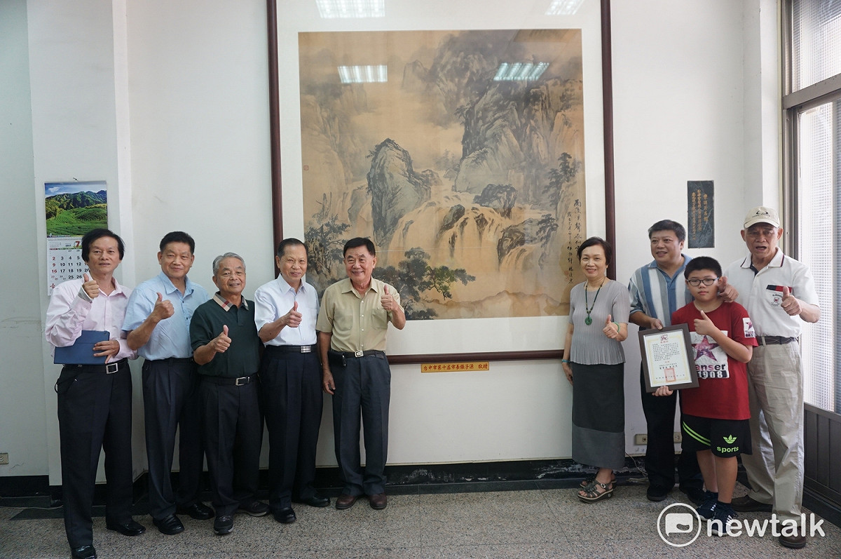 張子源夫人許幸惠（右四）今天代表將畫作致贈給萬和宮。 圖：萬和宮/提供