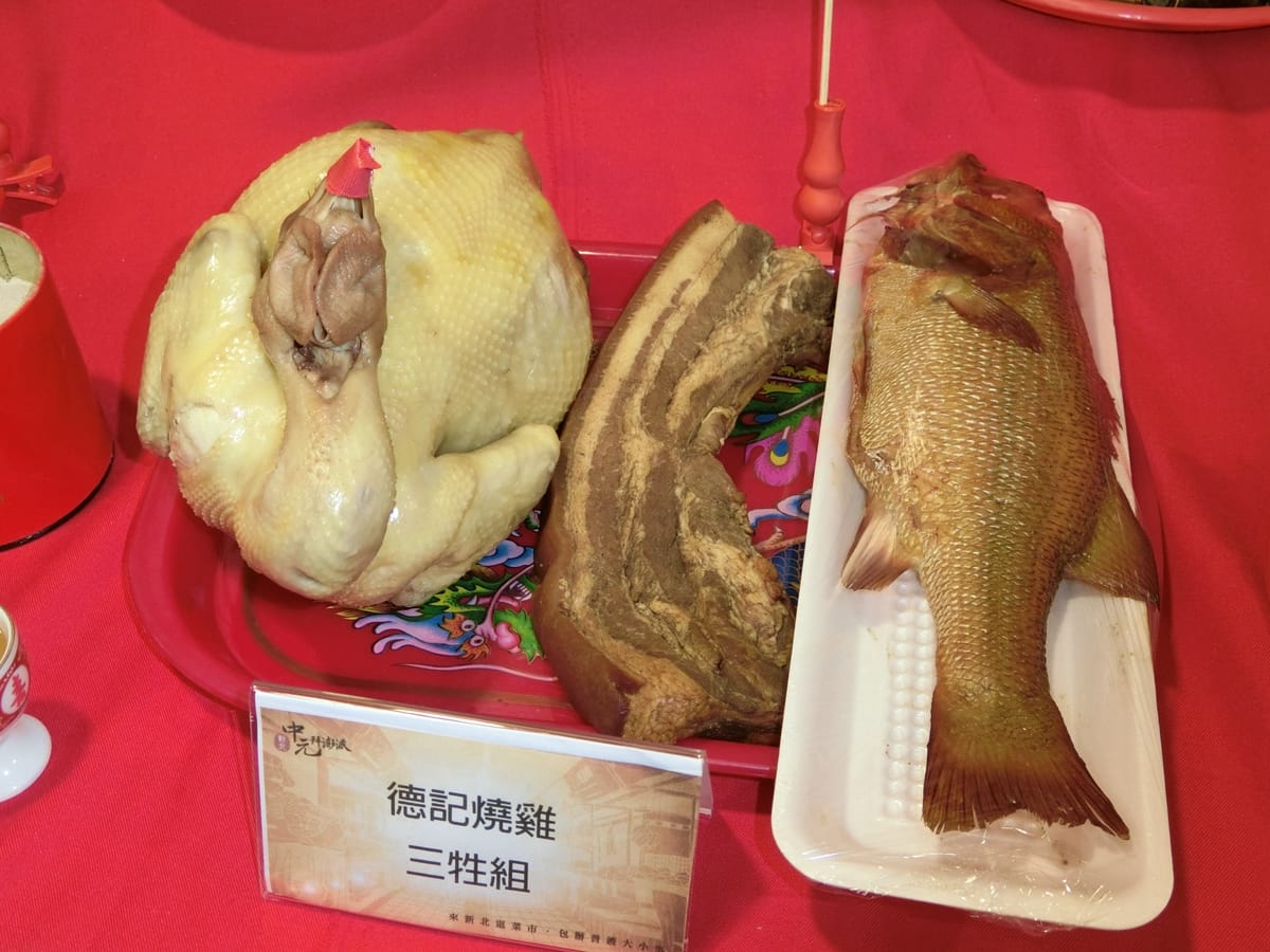 中元普渡的鬼月到來，新北市市場處準備普渡懶人包，像是三牲供品去哪買，那些供品不能拜，通通告訴你。 圖：記者李書璇攝